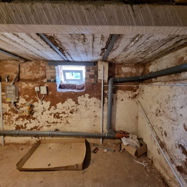 Nasse Wand, feuchter Keller, Mauertrockenlegung, nasses Haus, Gebäudetrockenlegung, Keller Entfeuchtung