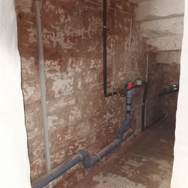 Feuchte Wand, nasses Haus, Mauertrockenlegung, Feuchte Wände